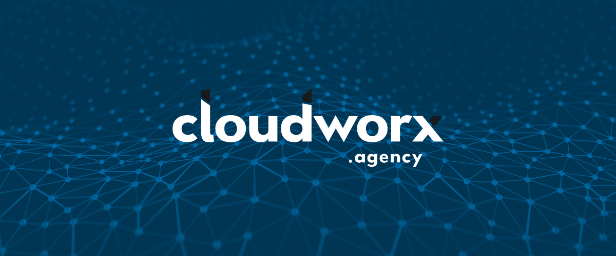 Das cloudworx Logo vor einem blauen Hintergrund.